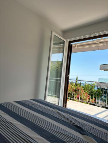 Modern apartments just 70m from the beach with free parking