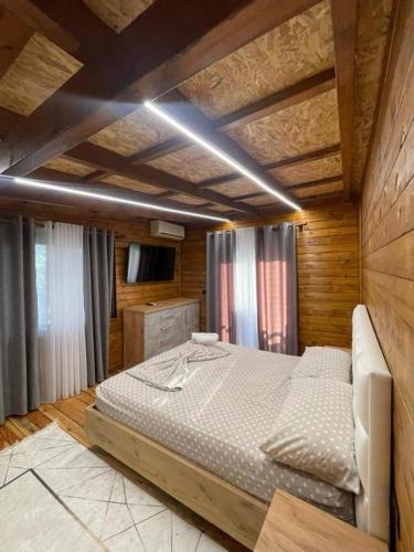 a bedroom with a large bed in a room at Mikpritja Velipoje 2 in Velipojë