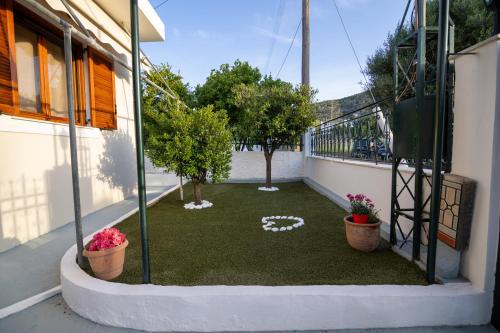 a small yard with plants and trees on the side of a building at Salamis Luxury Escape in Salamís