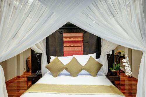 Кровать или кровати в номере Baan Souchada Resort & Spa