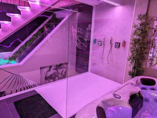 une salle de bain violette avec une douche avec un plafond violet dans l'établissement Les Secrets du Castle - le loft, à Epfig