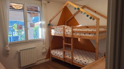 une chambre avec deux lits superposés dans une pièce dans l'établissement Villa Les Pins - Mer & Montagnes, à Toulon