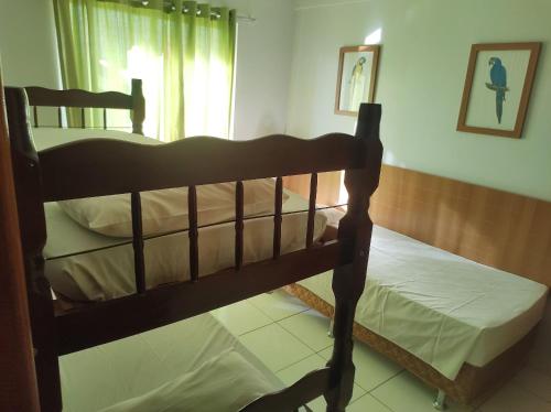 twee stapelbedden in een kamer met een raam bij flat 2 qtos Golden Dolphin Roberto Imoveis in Caldas Novas