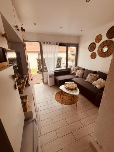 un salon avec un canapé et une table dans l'établissement Studio dans les Landes, à Lit-et-Mixe