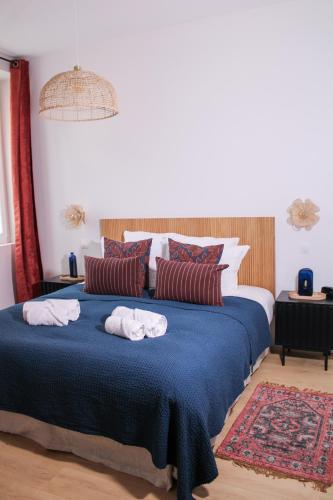 une chambre avec un lit avec des serviettes dessus dans l'établissement Dijon Hypercentre - Loge Des Ducs, à Dijon