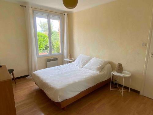 une chambre avec un lit et une fenêtre dans l'établissement Appartement villa Magalie, à Cannes