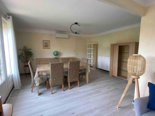 une salle à manger avec une table et des chaises dans l'établissement Appartement villa Magalie, à Cannes