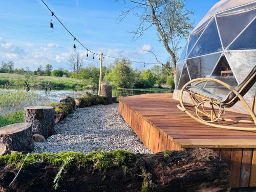 a wooden deck with a iguana tent on top of it at Heaven Reset Spa Luksusowy Glamping Jacuzzi w Naturze Blisko Warszawy in Korczew