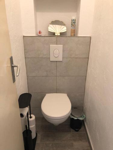 - une petite salle de bains avec des toilettes blanches dans une cabine dans l'établissement Appartement villa Magalie, à Cannes