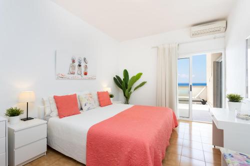 Postel nebo postele na pokoji v ubytování Frontline Beach Apartment