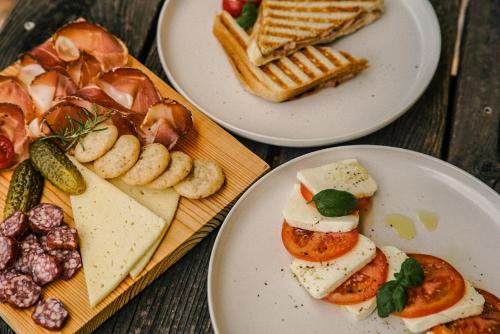 ホテルの敷地内または近くでの食事または食べ物