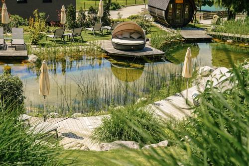 テージモにあるAlpwellhotel Burggräflerの池付庭園