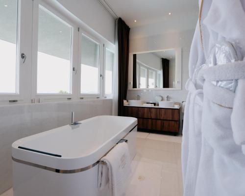 Ένα μπάνιο στο Grand Villas Adriatic situated within luxury golf & spa resort Kempinski Hotel Adriatic