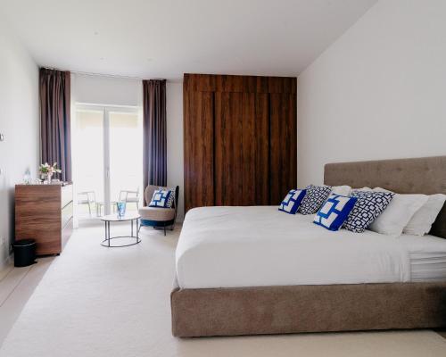 Ένα ή περισσότερα κρεβάτια σε δωμάτιο στο Grand Villas Adriatic situated within luxury golf & spa resort Kempinski Hotel Adriatic