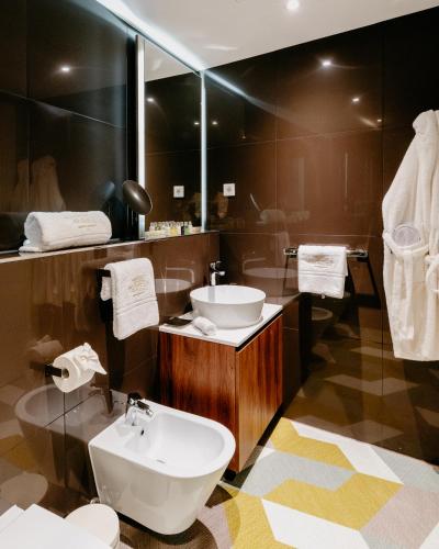 Ένα μπάνιο στο Grand Villas Adriatic situated within luxury golf & spa resort Kempinski Hotel Adriatic