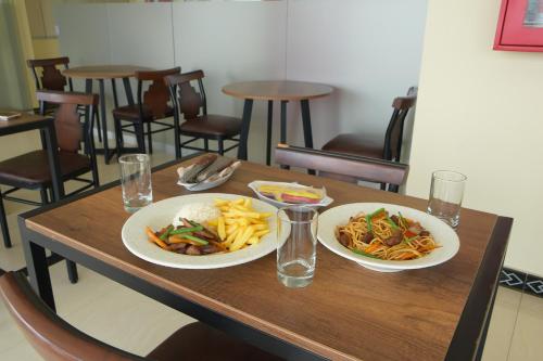 uma mesa de madeira com dois pratos de comida em Quadrum em Lima