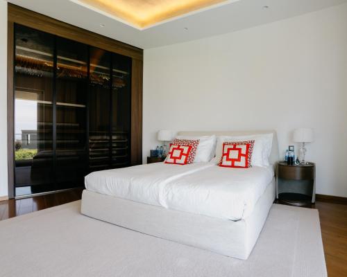 Ένα ή περισσότερα κρεβάτια σε δωμάτιο στο Grand Villas Adriatic situated within luxury golf & spa resort Kempinski Hotel Adriatic