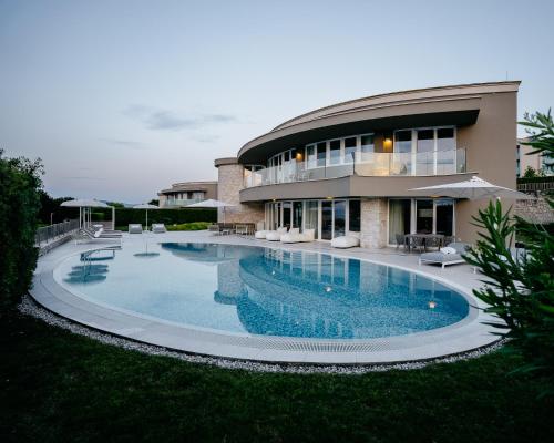 Πισίνα στο ή κοντά στο Grand Villas Adriatic situated within luxury golf & spa resort Kempinski Hotel Adriatic