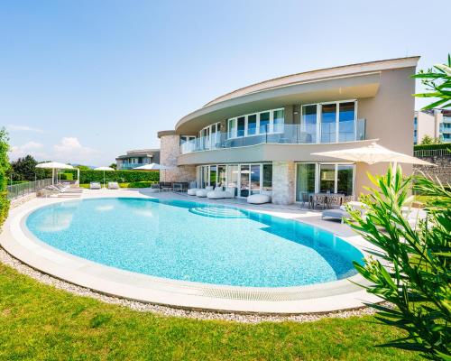 Πισίνα στο ή κοντά στο Grand Villas Adriatic situated within luxury golf & spa resort Kempinski Hotel Adriatic