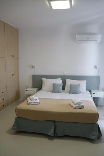 Un dormitorio con una cama grande con toallas. en Sea View Serenity Paros, en Ampelas