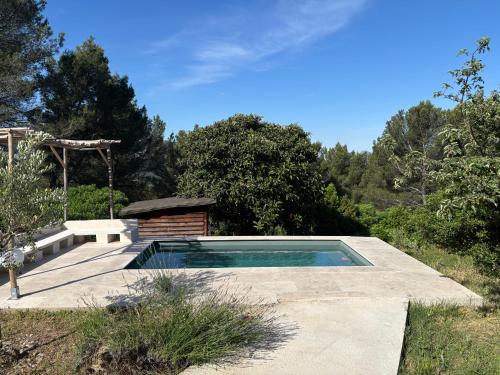 une piscine au milieu d'une cour dans l'établissement La Maison Perchée, à Auriol