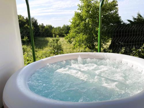 a bath tub filled with water in a yard at Villa Caroiba in Karojba