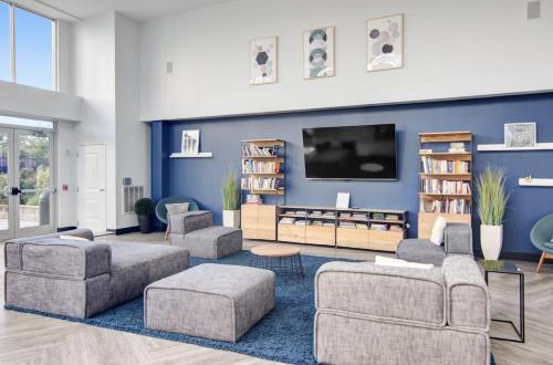Luxury Apt In Harbor Point with Balconyにあるテレビまたはエンターテインメントセンター