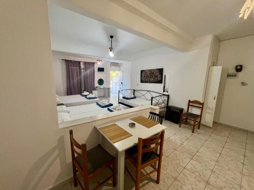 PELEKAN rooms and apartments athina 12