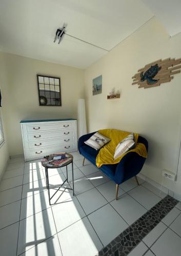 une pièce avec un lit et une table dedans dans l'établissement La casa des tortues, au Cap d'Agde