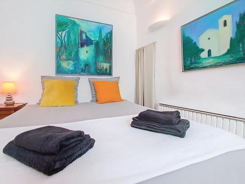 - 2 lits avec serviettes dans une chambre dans l'établissement l'Azzuro, La Maison des Artistes, vue, Rooftop unique, à Cotignac