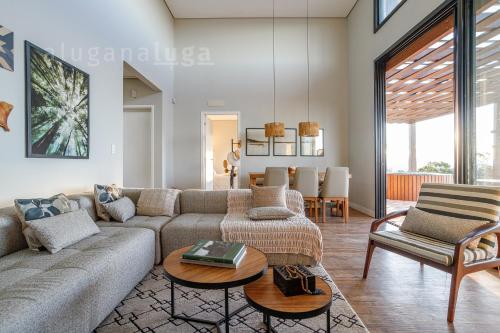 a living room with a couch and a table at Paraíso Serrano Banheira com Vista in Rancho Queimado