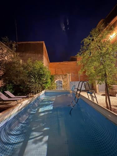 - une piscine vide la nuit dans l'établissement Le Chai des Tuileries, à Montagnac