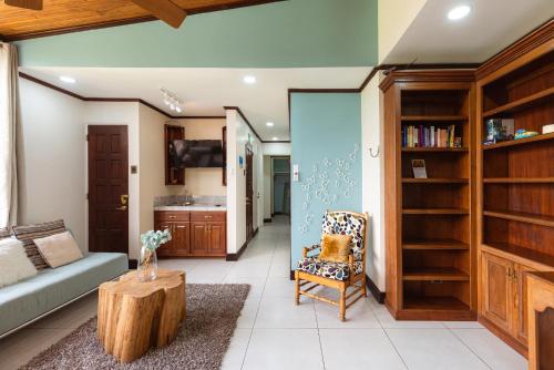 a living room with a couch and a table at Posada el Quijote in San José
