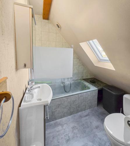 une salle de bain avec un lavabo et une baignoire dans l'établissement Niederhaslach - Havre de paix alsacien idéal pour familles et déconnexion, à Niederhaslach