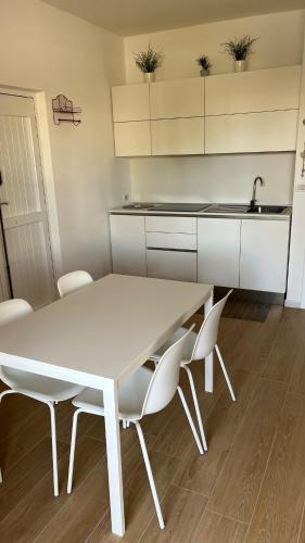 a white table and chairs in a kitchen at Enhorabona Beach House in Alghero