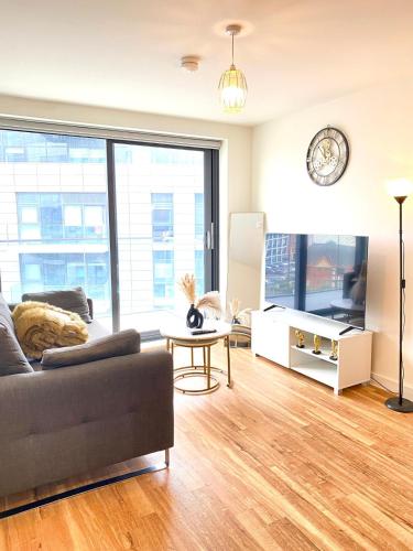 โทรทัศน์และ/หรือระบบความบันเทิงของ Luxe 2 Bed - Water View and Parking