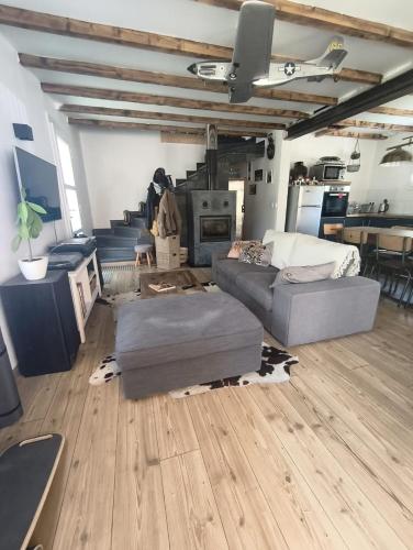 un salon avec des canapés et une intention non intentionnelle dans l'établissement Maison vintage avec piscine, à Chanaz