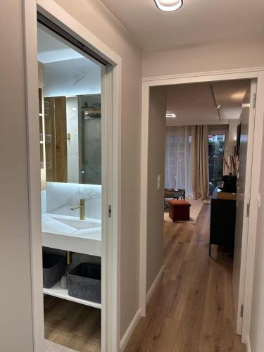 La salle de bains est pourvue d'un grand miroir et d'une baignoire. dans l'établissement Getaway to Le Touquet - évasion au touquet, à Le Touquet-Paris-Plage