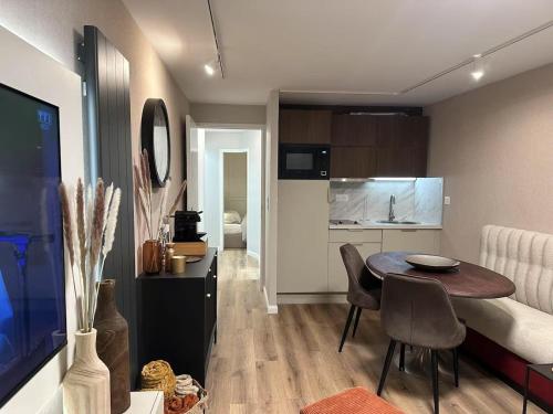 un salon avec une table et une cuisine dans l'établissement Getaway to Le Touquet - évasion au touquet, à Le Touquet-Paris-Plage