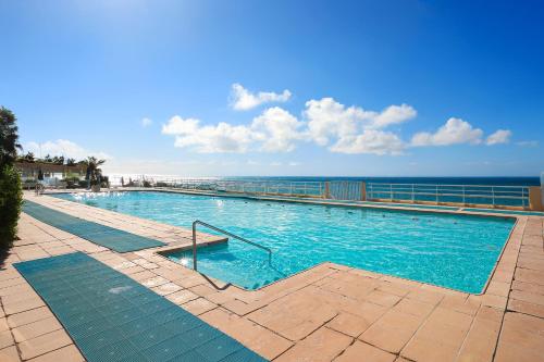 une grande piscine avec l'océan en arrière-plan dans l'établissement Cap Martin, à Roquebrune-Cap-Martin
