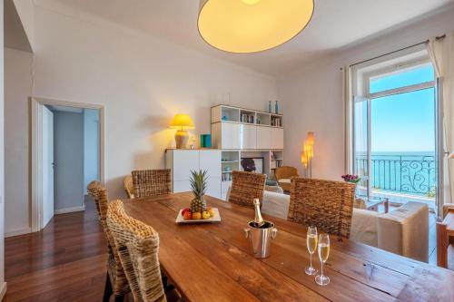 une salle à manger et un salon avec une table et des chaises dans l'établissement Cap Martin, à Roquebrune-Cap-Martin