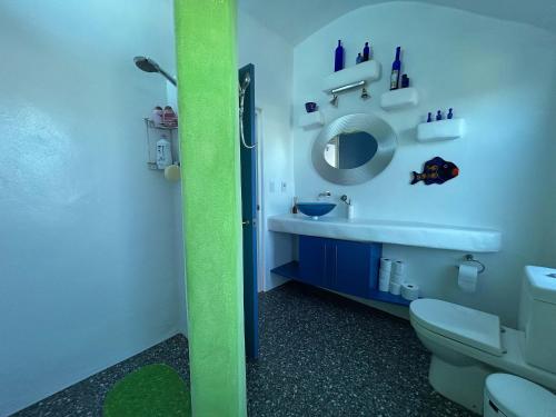 オレワにあるCoastal Retreatの緑豊かなバスルーム(洗面台、トイレ付)