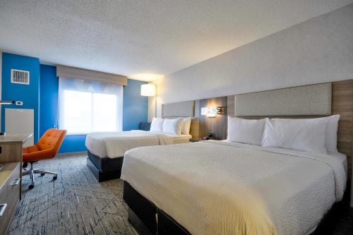 Кровать или кровати в номере Holiday Inn Express & Suites Buffalo Airport by IHG