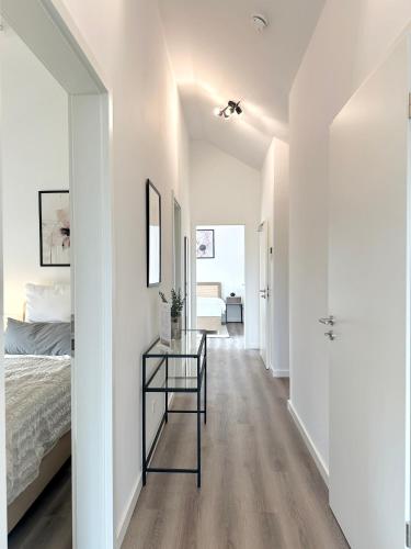 Harmony Homes - Nähe Bahnhof - Terasse - Smart-TV - Nähe Hamburg & Flughafenにあるベッド