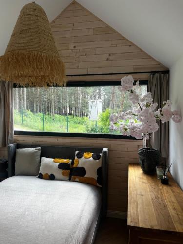 una camera da letto con un letto e una grande finestra di Domek Fantazja a Borków