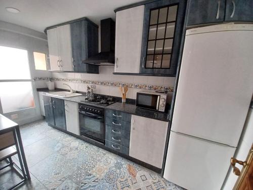 Η κουζίνα ή μικρή κουζίνα στο piso tres habitaciones