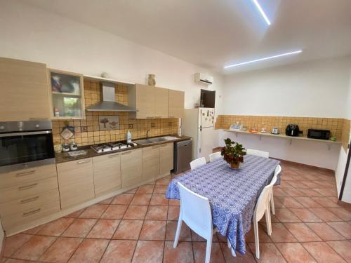una cucina con un tavolo e sedie in una stanza di Villa Gilda a Gallipoli