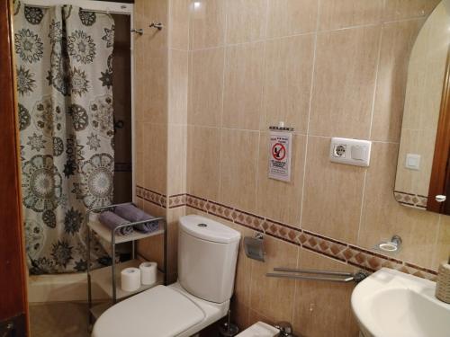 a bathroom with a toilet and a sink at Habitación doble con baño privado, Desayuno y piscina in Alboraya