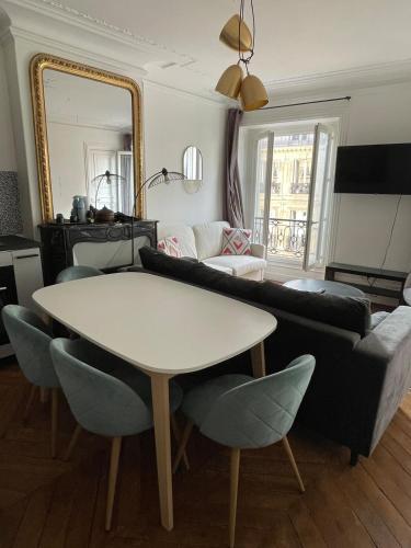Paris 8, perfectly located