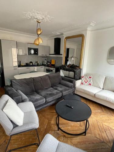 Paris 8, perfectly located